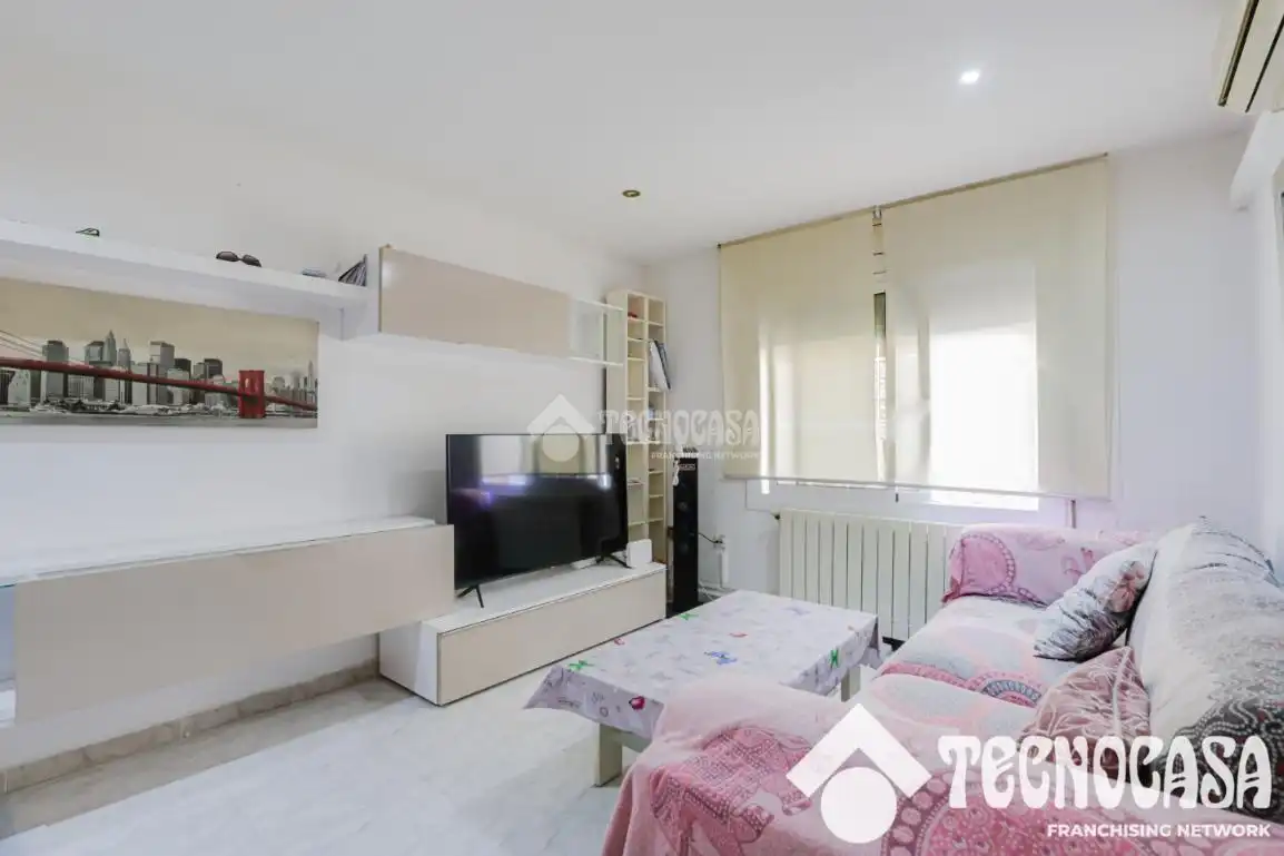 Sala d'estar de Pis en venda en Santa Coloma de Gramenet amb Aire condicionat i Moblat