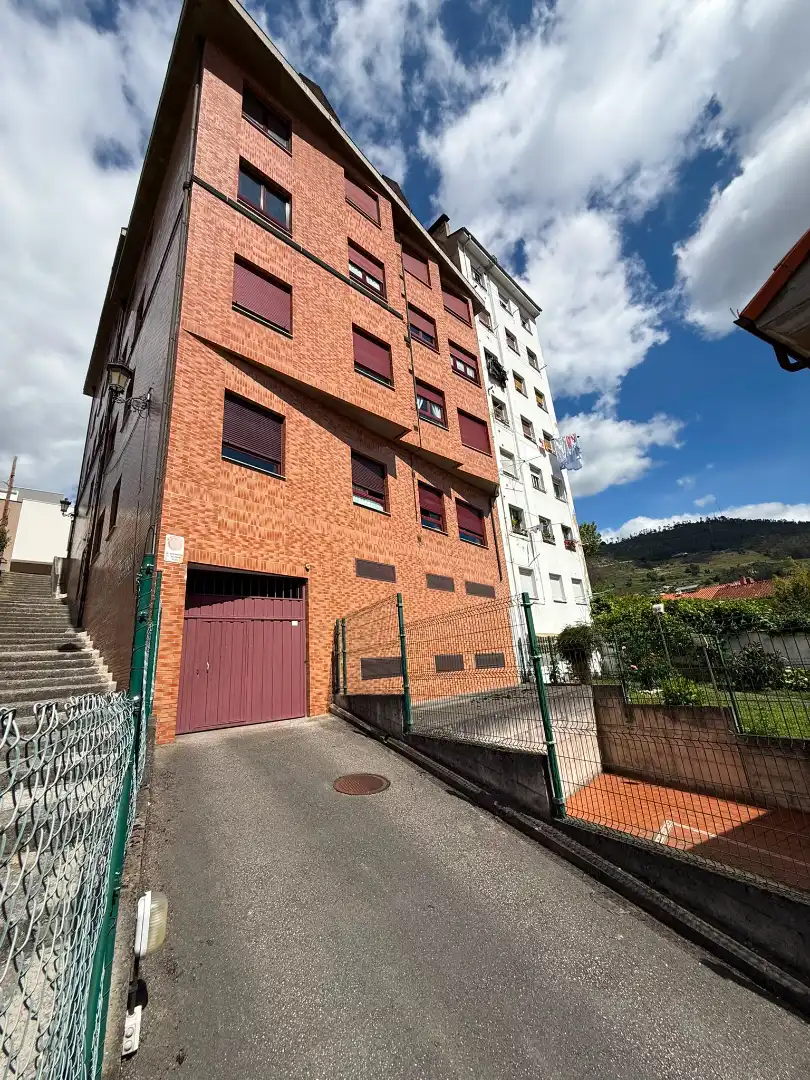 Vista exterior de Piso en venta en Oviedo  con Calefacción y Trastero