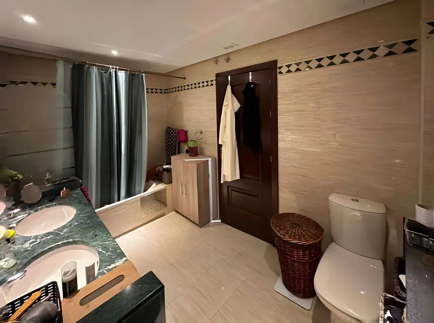 Badezimmer von Erdgeschoss zum Verkauf in Marbella mit Klimaanlage, Heizung und Terrasse