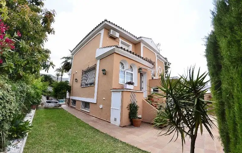 Vista exterior de Casa o xalet en venda en Alhaurín de la Torre amb Aire condicionat, Calefacció i Jardí privat