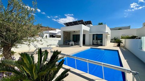 Villa de 3 dormitorios y 2 baños con piscina y jardín en Benijofar