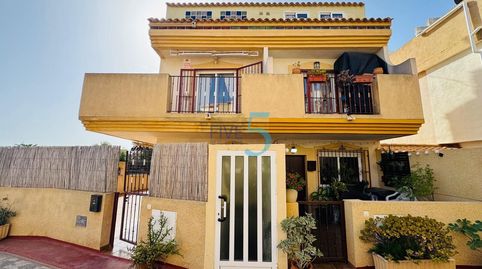 Esta fantástica casa adosada adosada de tres dormitorios y tres baños está situada dentro del popular complejo Amapolas III en Pla