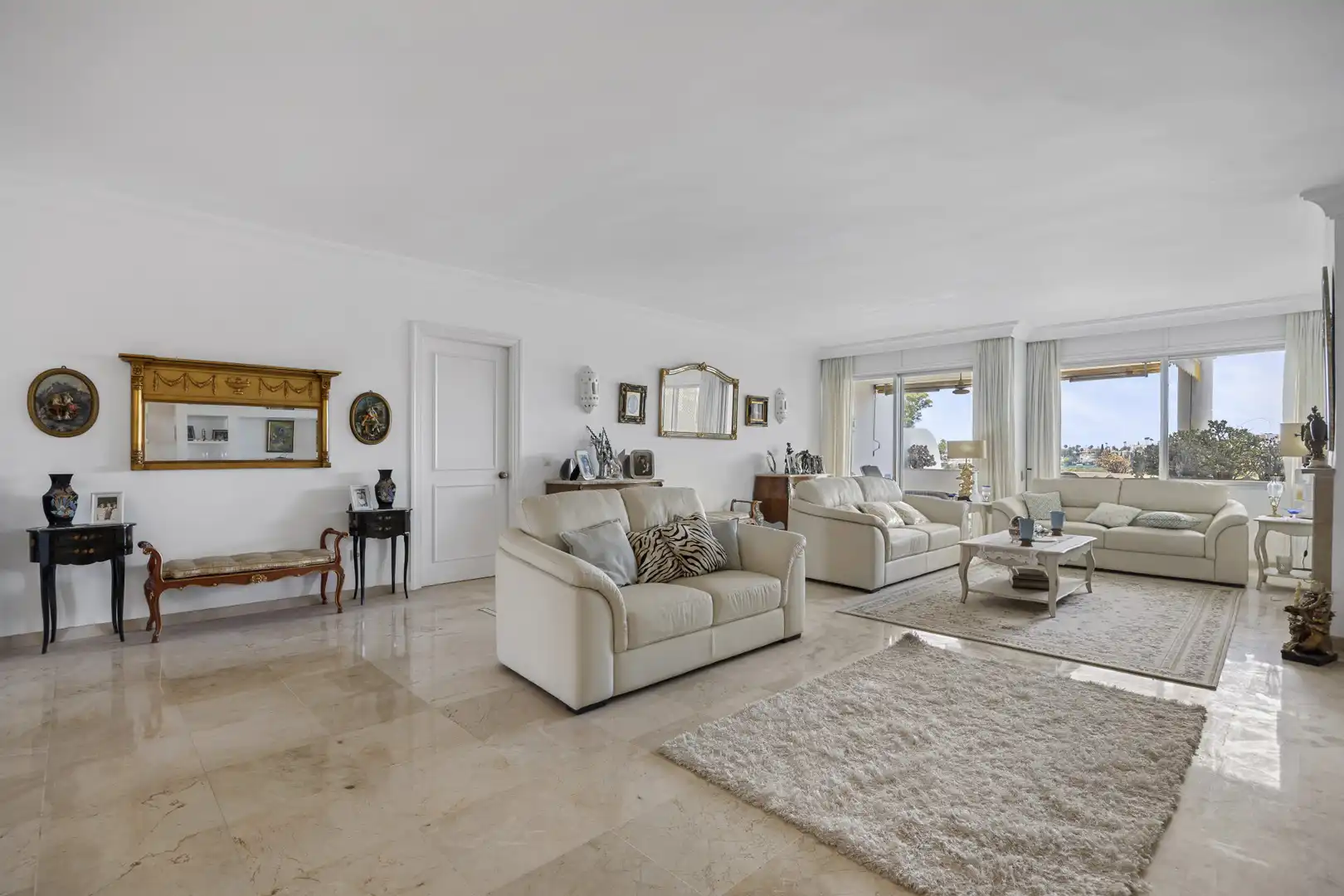 Living room of Apartments for sale in Marbella  with Air Conditioner, Terrace and Swimming Pool