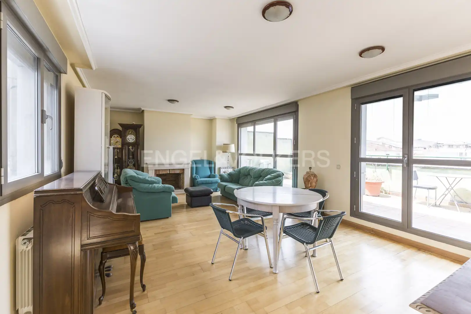 Sala de estar de Ático en venta en Madrid con Calefacción y Terraza