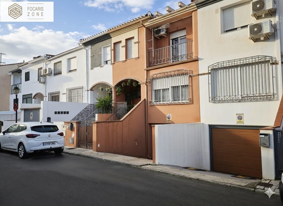 Vista exterior de Casa o xalet en venda en Las Gabias amb Aire condicionat, Jardí privat i Terrassa