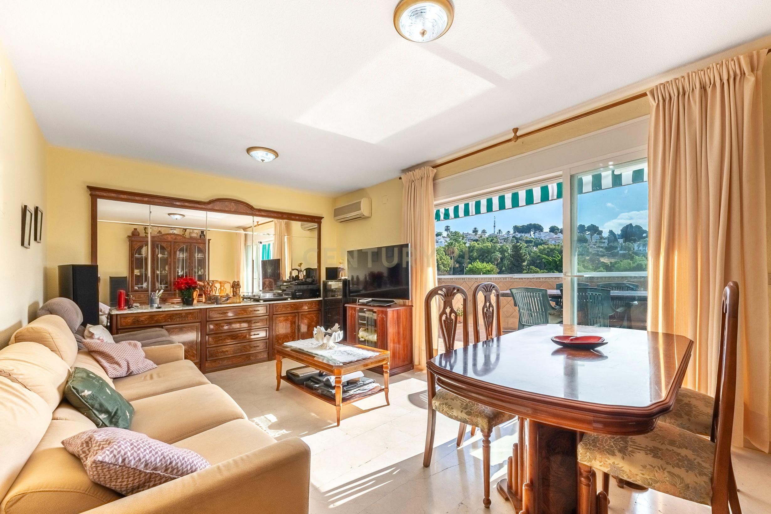 Sala de estar de Apartamento en venta en Marbella con Trastero y Piscina comunitaria