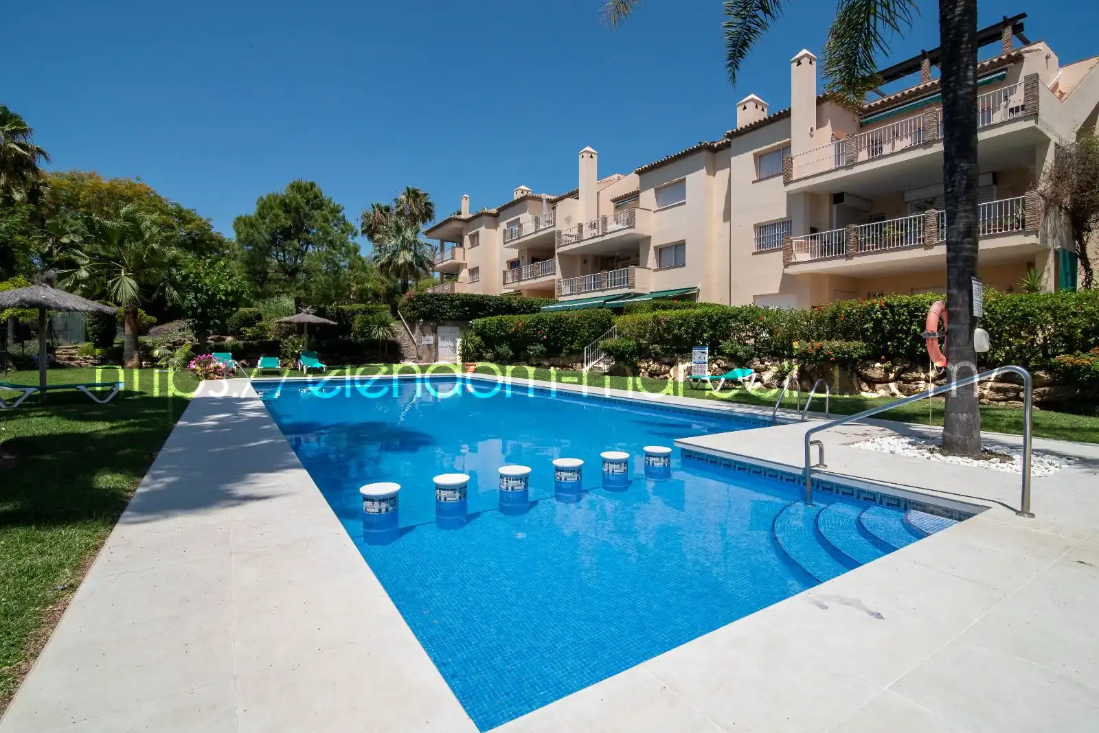 Schwimmbecken von Wohnungen zum Verkauf in Marbella mit Klimaanlage, Terrasse und Möbliert