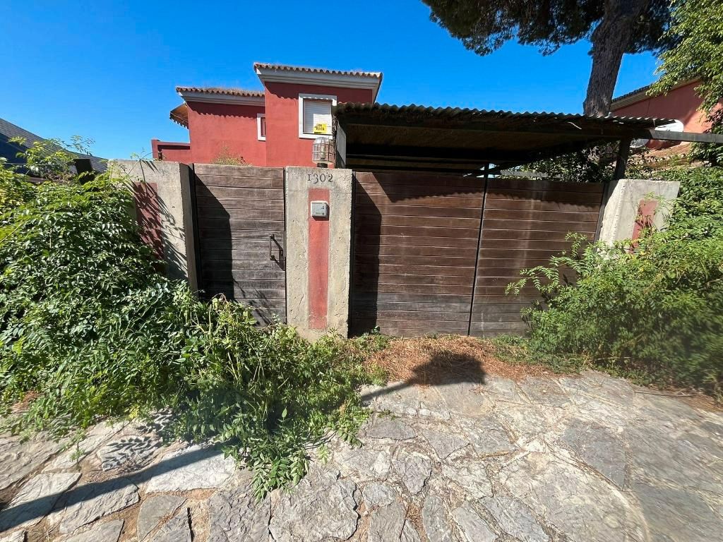 Vista exterior de Casa o xalet en venda en Bollullos de la Mitación amb Jardí privat, Terrassa i Piscina