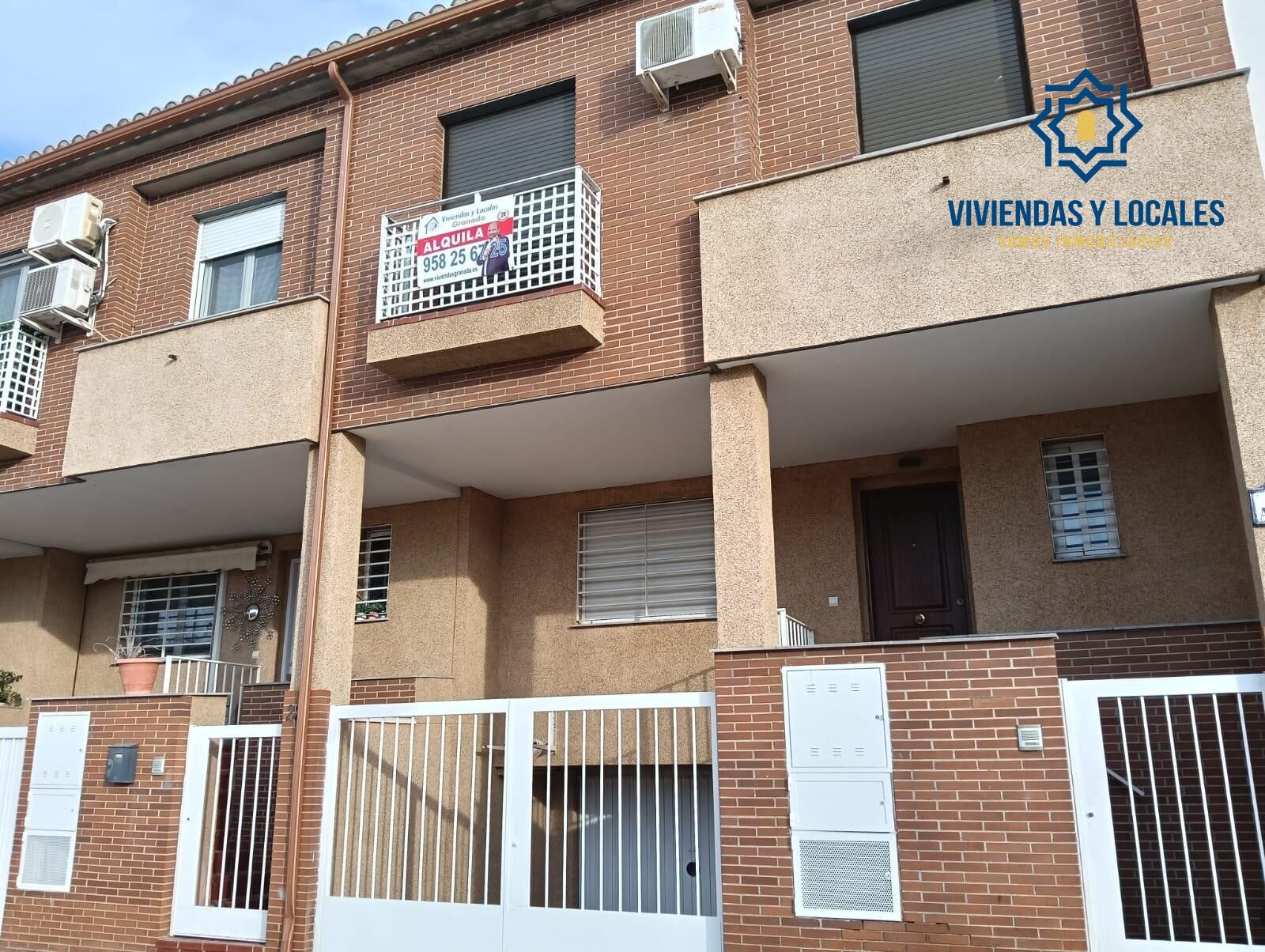 Exterior view of Single-family semi-detached to rent in Armilla  with Air Conditioner and Terrace