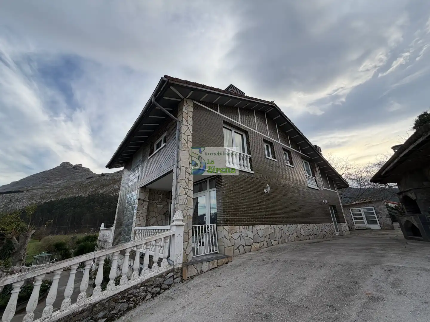 Vista exterior de Casa o chalet en venta en Castro-Urdiales con Calefacción, Jardín privado y Terraza