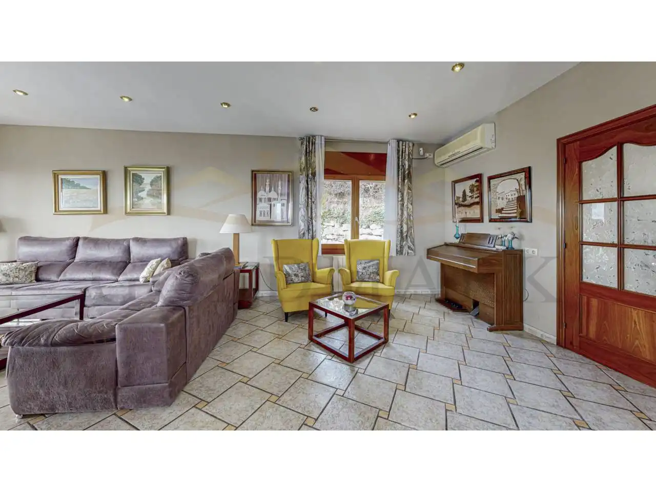 Sala d'estar de Casa o xalet en venda en Corbera de Llobregat amb Aire condicionat, Calefacció i Jardí privat