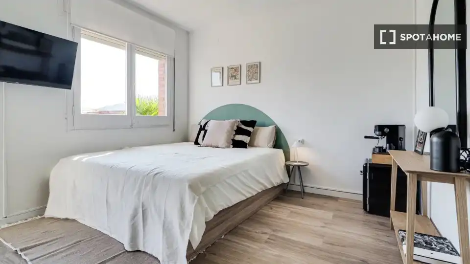 Bedroom of Flat for share in Nou Barris