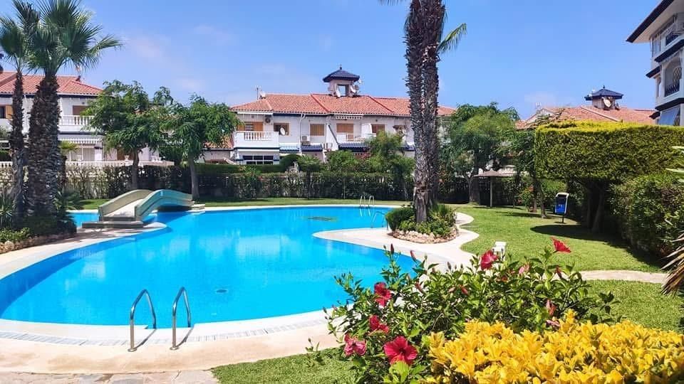Piscina de Casa adosada en venta en Torrevieja con Jardín privado, Terraza y Piscina comunitaria