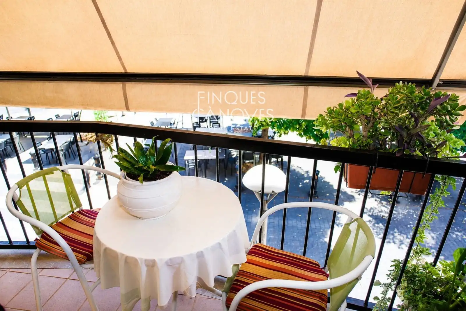 Terrasse von Einfamilien-Reihenhaus zum Verkauf in Salt mit Heizung, Terrasse und Abstellraum