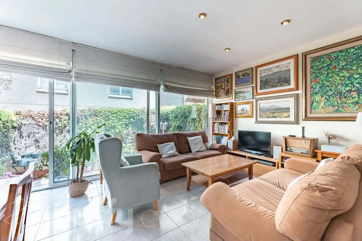 Sala de estar de Casa o chalet en venta en Sant Cugat del Vallès con Calefacción, Jardín privado y Parquet