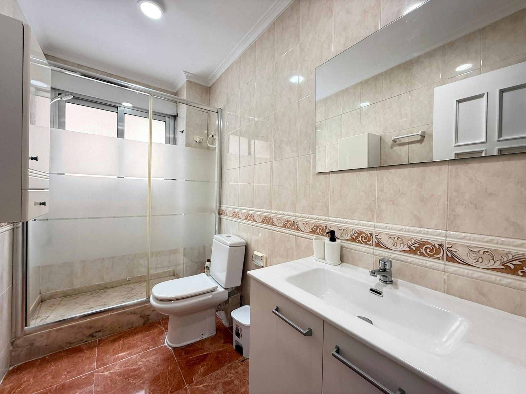 Bathroom of Flat to share in  Valencia Capital  with Air Conditioner, Furnished and Washing machine