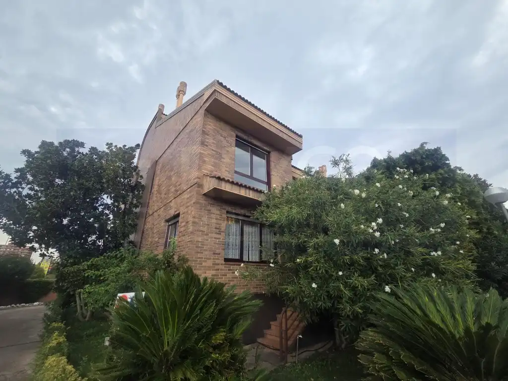 Detached house for sale in Avenida Madrid