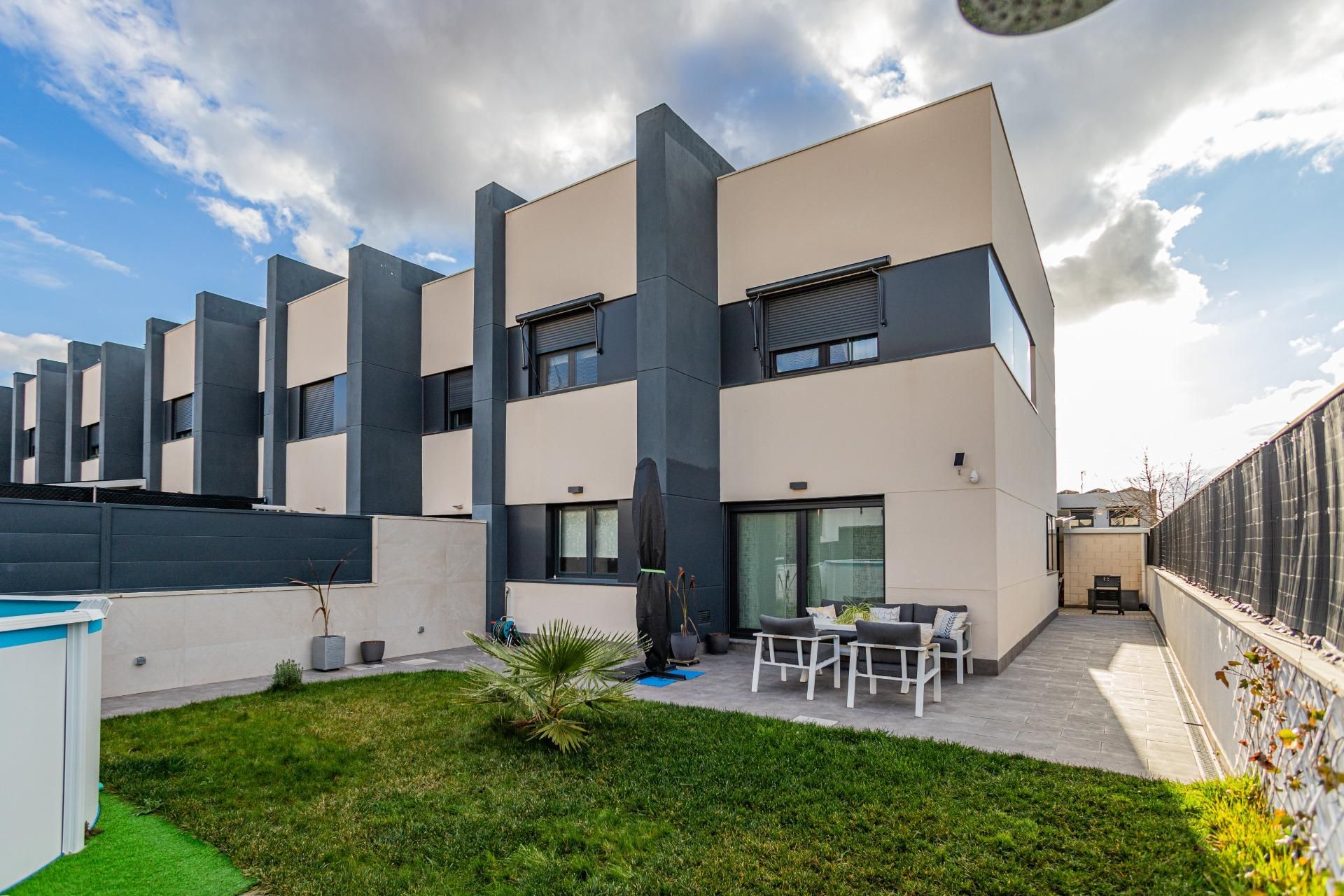 Vista exterior de Casa o chalet en venta en Arroyomolinos (Madrid) con Aire acondicionado, Jardín privado y Trastero