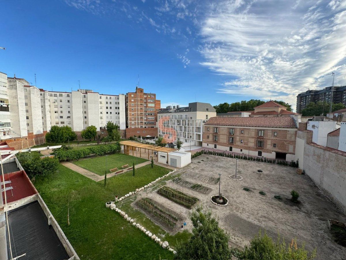 Vista exterior de Pis de lloguer en Valladolid Capital amb Calefacció, Terrassa i Moblat
