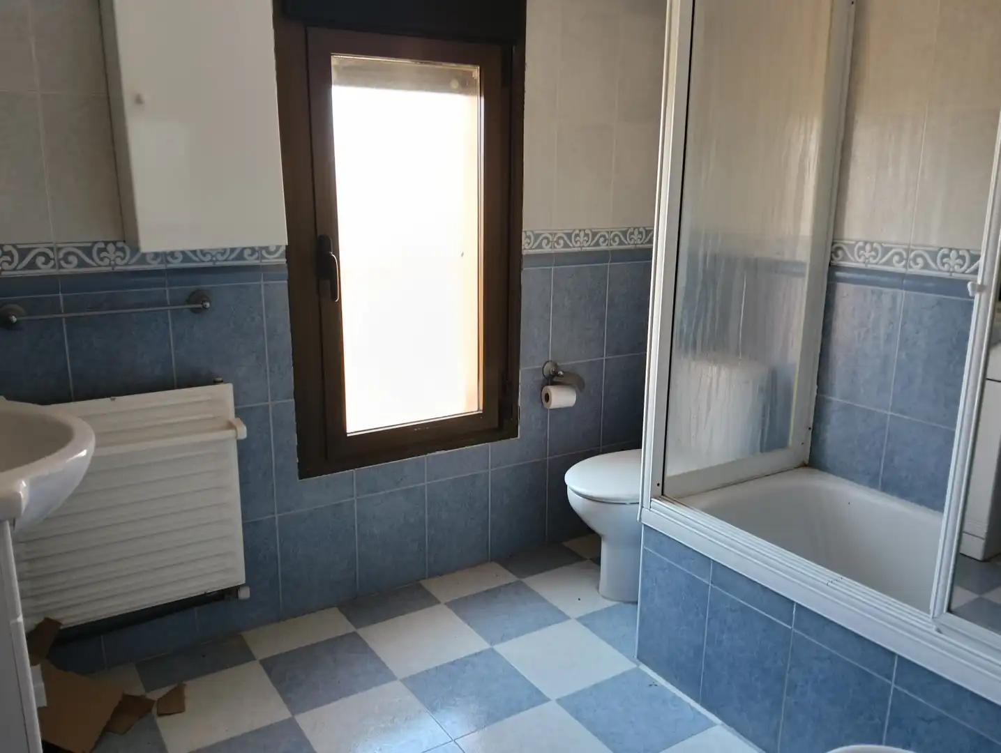 Bany de Casa o xalet en venda en Casarrubios del Monte amb Aire condicionat, Calefacció i Jardí privat