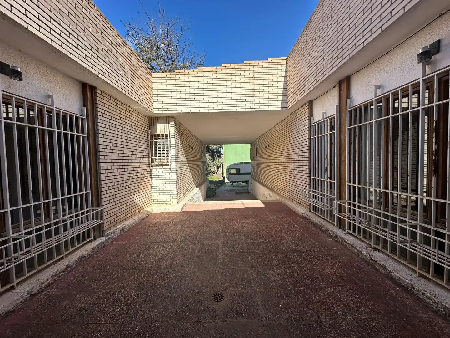 Vista exterior de Casa o xalet en venda en Alicante / Alacant amb Jardí privat, Terrassa i Piscina