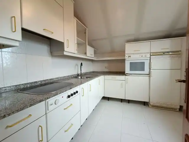 Cocina de Casa o chalet en venta en Vigo  con Calefacción, Jardín privado y Parquet