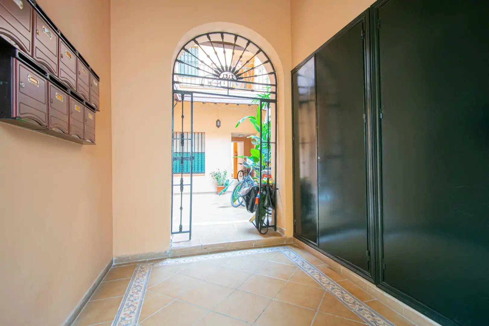 Ground floor for sale in Sevilla  with Air Conditioner and Furnished