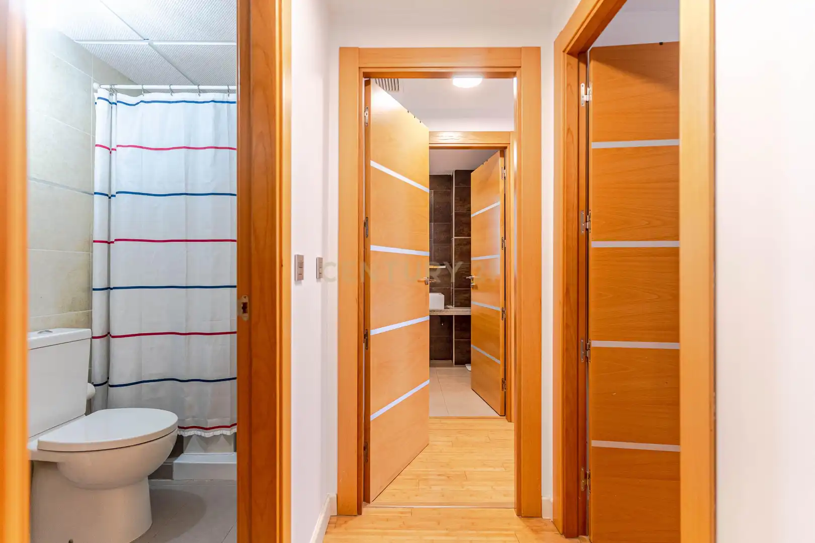 Baño de Piso en venta en Granada con Jardín privado, Trastero y Piscina comunitaria