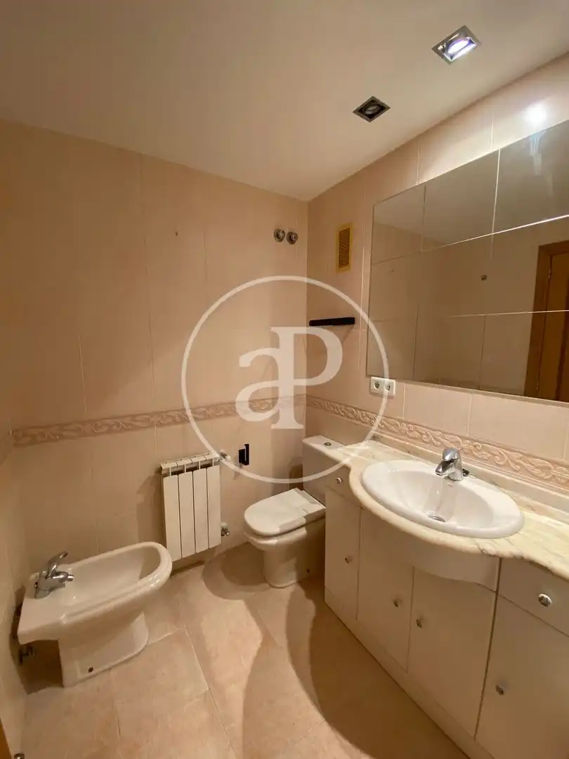 Baño de Piso de alquiler en Valencia con Aire acondicionado, Calefacción y Jardín privado