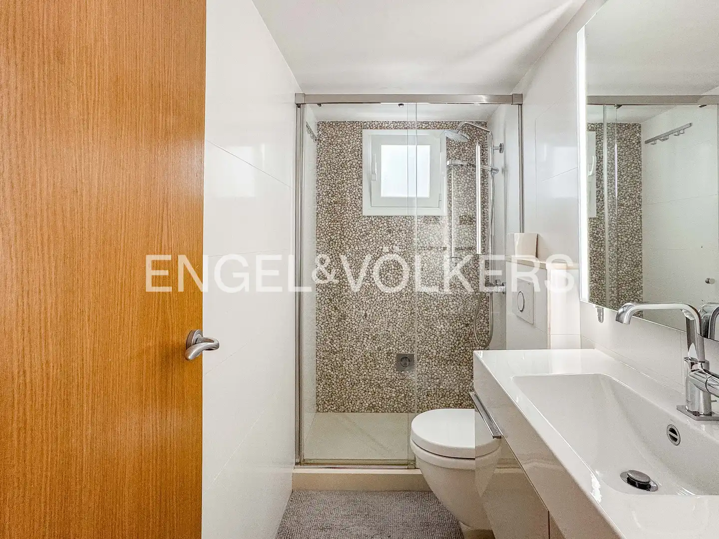 Baño de Ático de alquiler en Barcelona con Aire acondicionado, Calefacción y Parquet