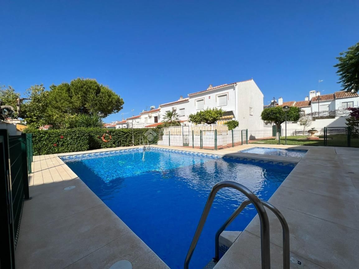 Piscina de Casa adosada en venda en Mijas amb Balcó i Piscina comunitària