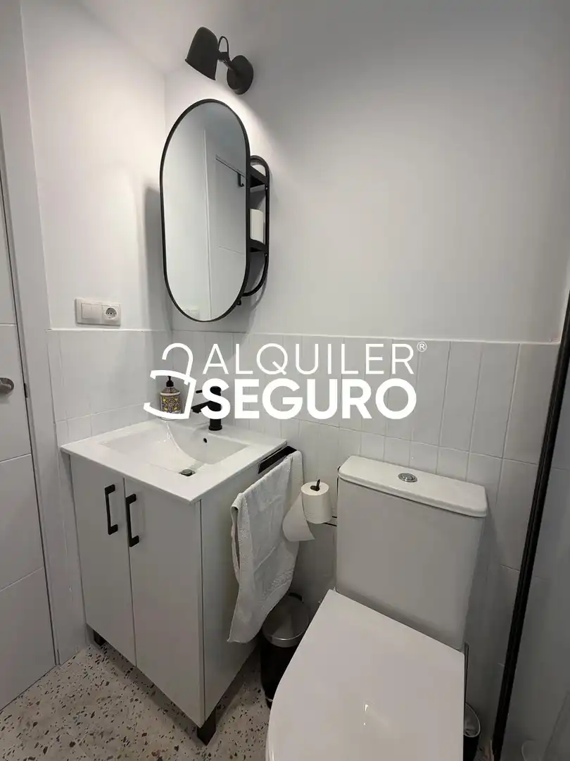 Bathroom of Flat for rent in Madrid  with Air Conditioner and Furnished
