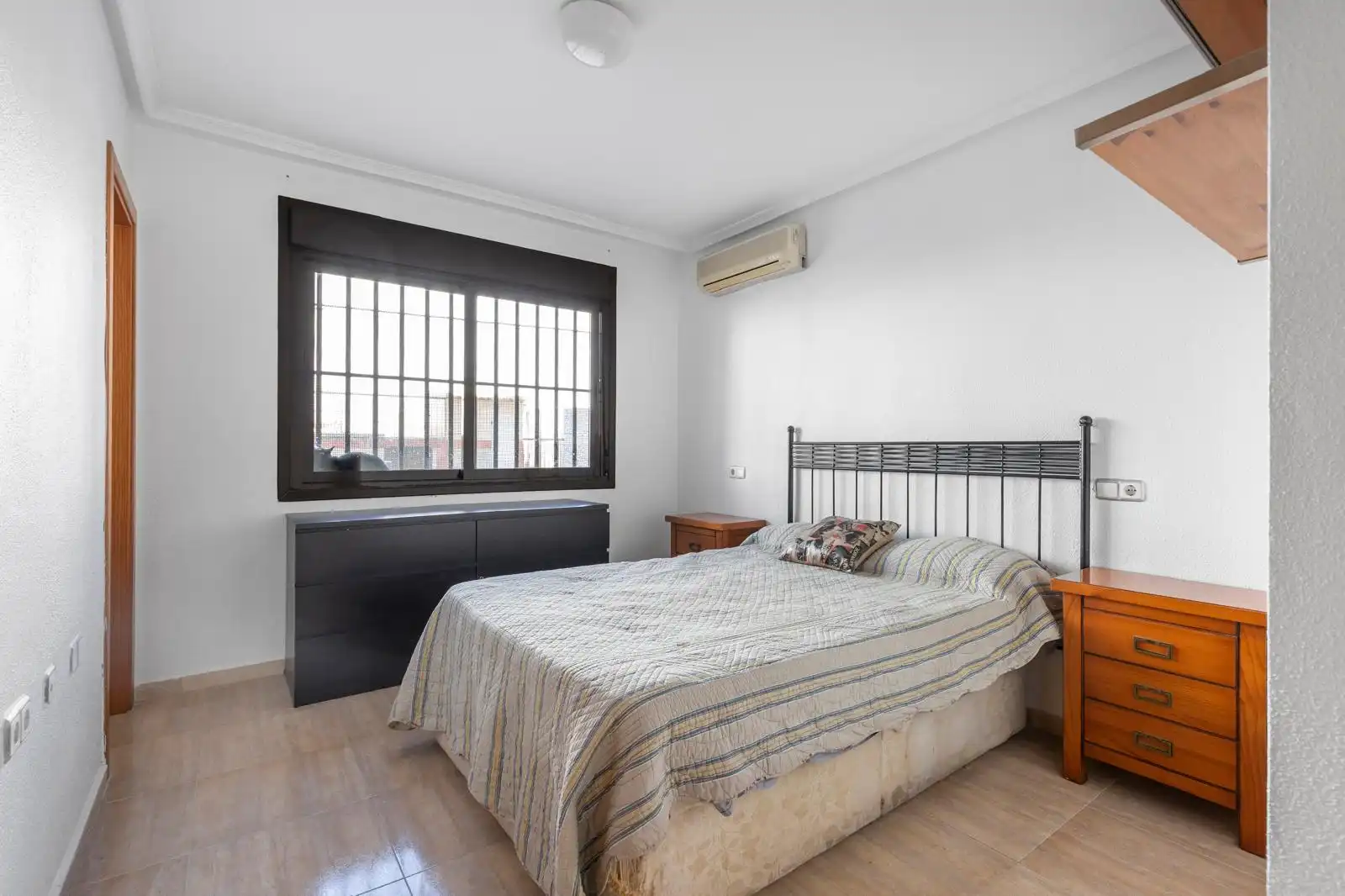 Schlafzimmer von Wohnung zum Verkauf in Torrevieja mit Klimaanlage, Heizung und Terrasse