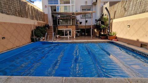 Espectacular casa adosada con piscina, placas solares y torreón en Cájar
