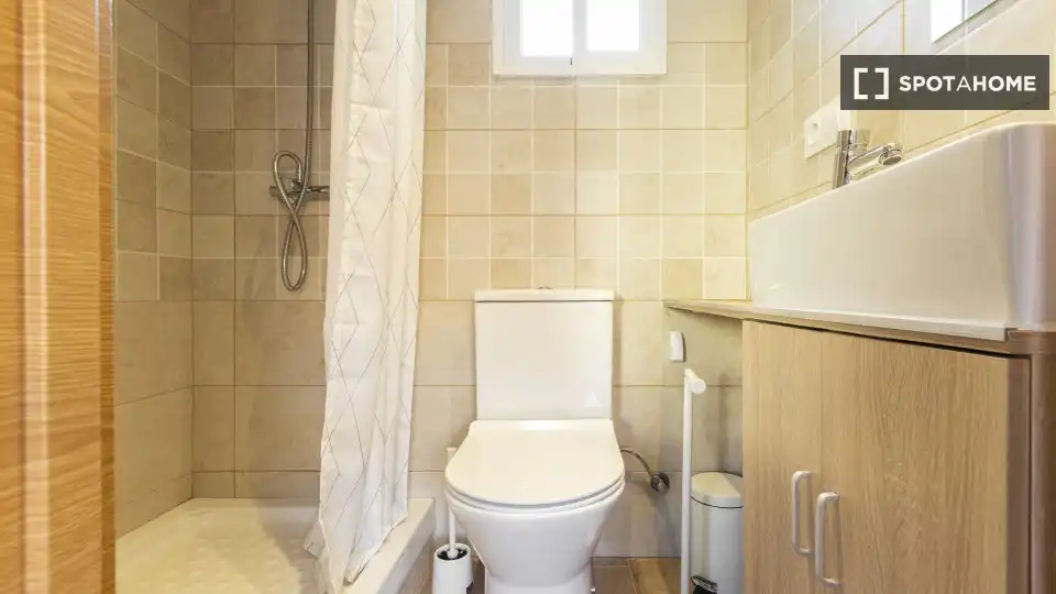 Bathroom of Flat for rent in Madrid  with Air Conditioner, Heating and Furnished