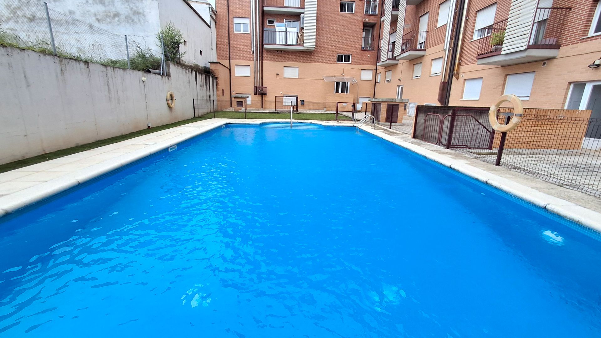 Piscina de Planta baixa en venda en Villamediana de Iregua amb Calefacció, Parquet i Terrassa