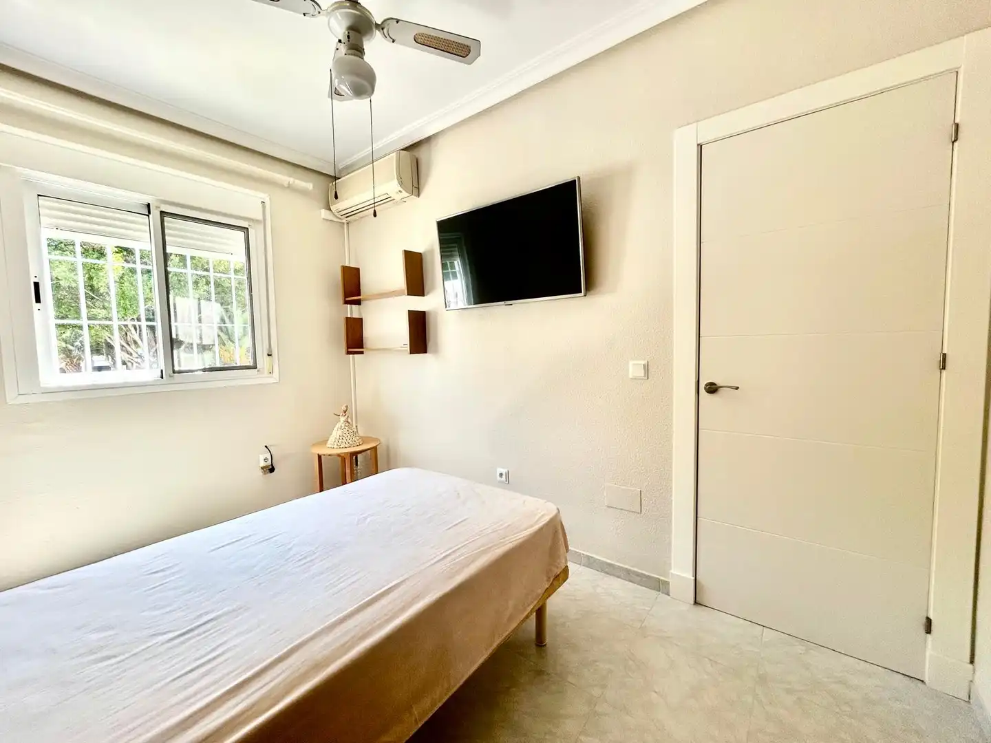 Habitación de Casa adosada en venta en Roquetas de Mar con Aire acondicionado, Calefacción y Jardín privado
