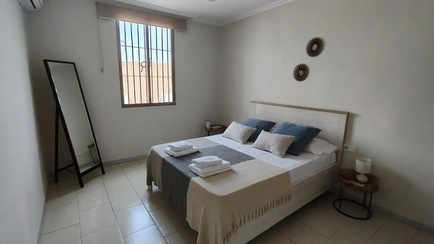 Schlafzimmer von Dachboden zur Miete in Córdoba mit Klimaanlage, Terrasse und Möbliert