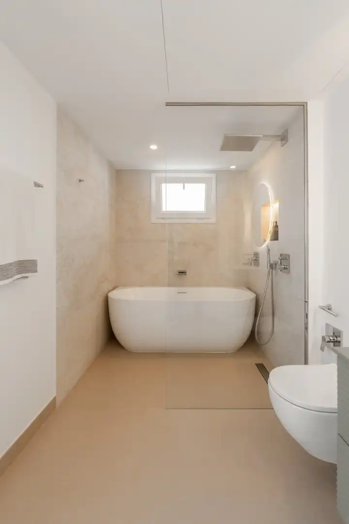 Badezimmer von Einfamilien-Reihenhaus zum Verkauf in Marbella mit Klimaanlage, Heizung und Privatgarten