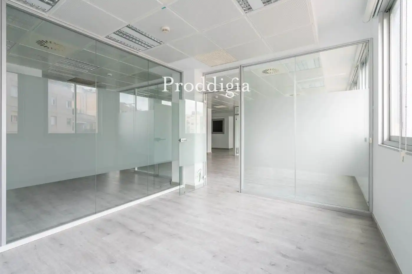 Büro zur Miete in Barcelona mit Klimaanlage, Heizung und Alarm