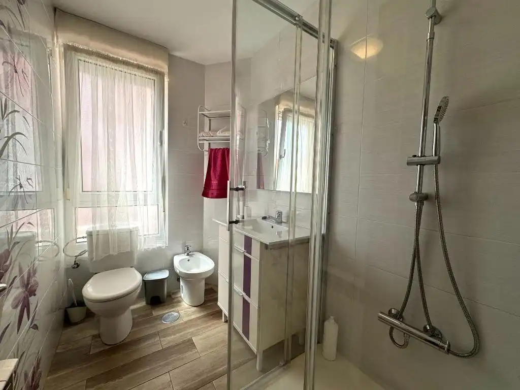 Badezimmer von Wohnung zum Verkauf in Los Corrales de Buelna  mit Heizung, Parkett und Terrasse