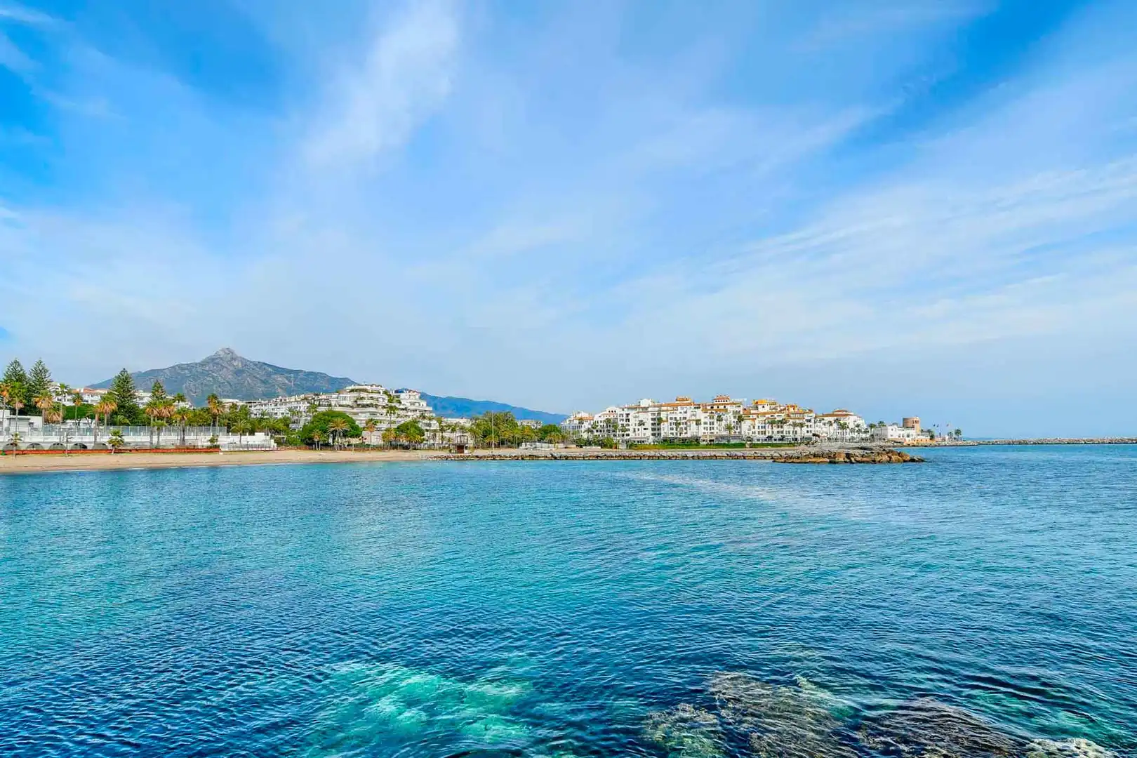 Vista exterior de Casa o xalet en venda en Marbella amb Aire condicionat, Jardí privat i Terrassa