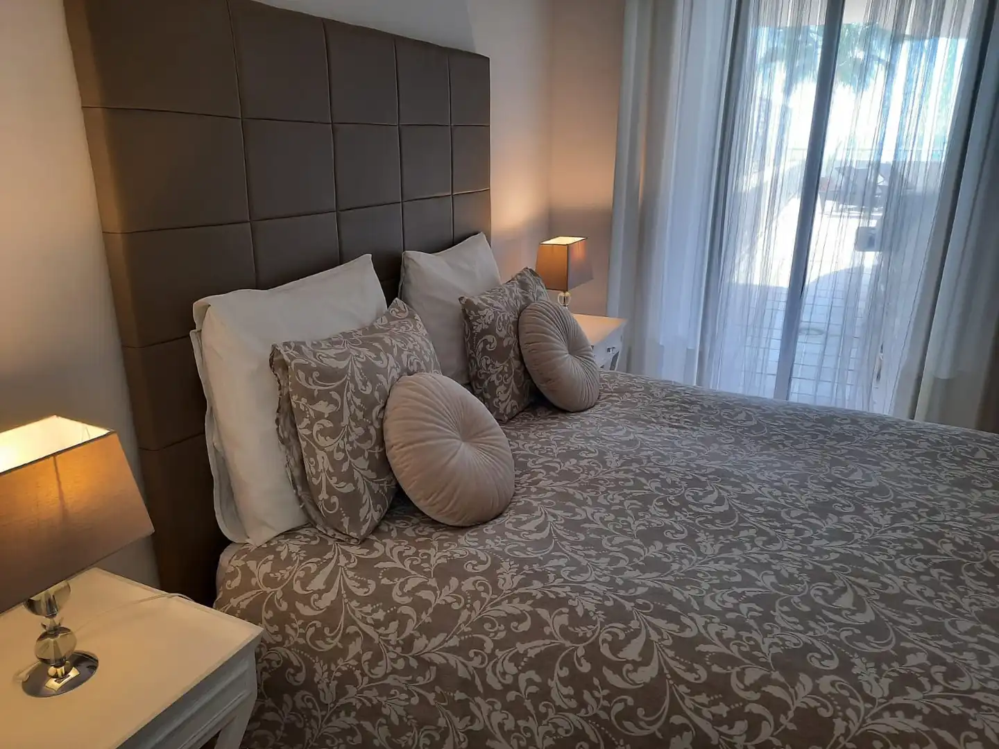 Habitación de Apartamento de alquiler en Estepona con Aire acondicionado, Terraza y Piscina