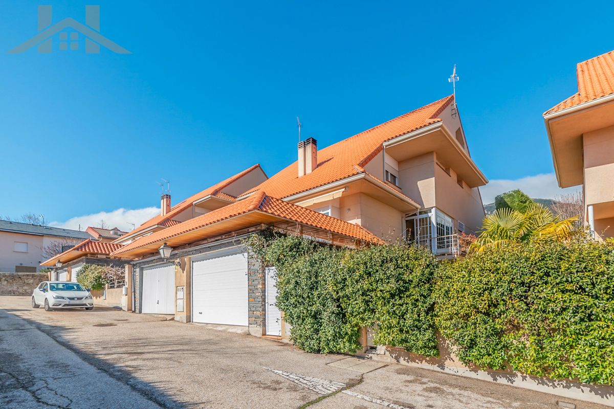 Vista exterior de Casa adosada en venta en San Lorenzo de El Escorial con Aire acondicionado, Calefacción y Jardín privado
