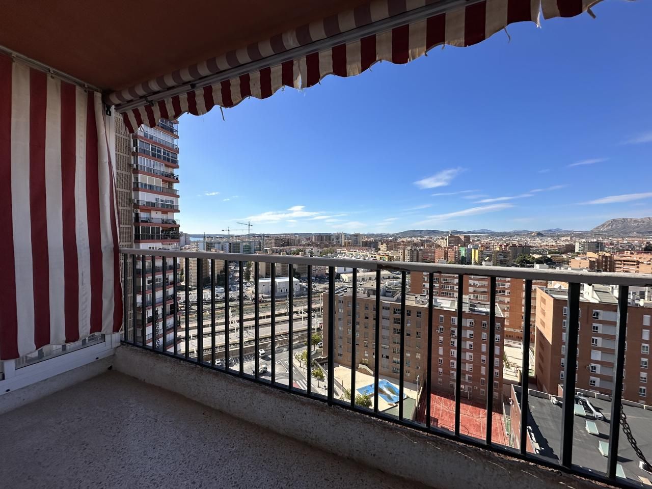 Dormitori de Pis en venda en Alicante / Alacant amb Aire condicionat i Terrassa