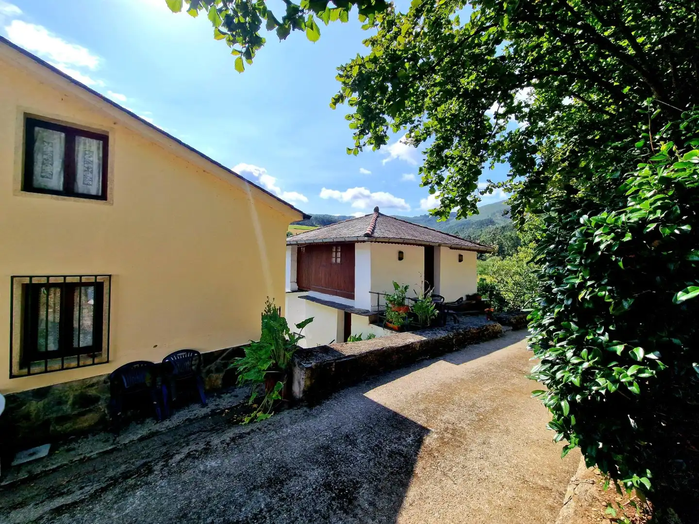 Vista exterior de Casa o xalet en venda en San Tirso de Abres amb Calefacció, Jardí privat i Traster