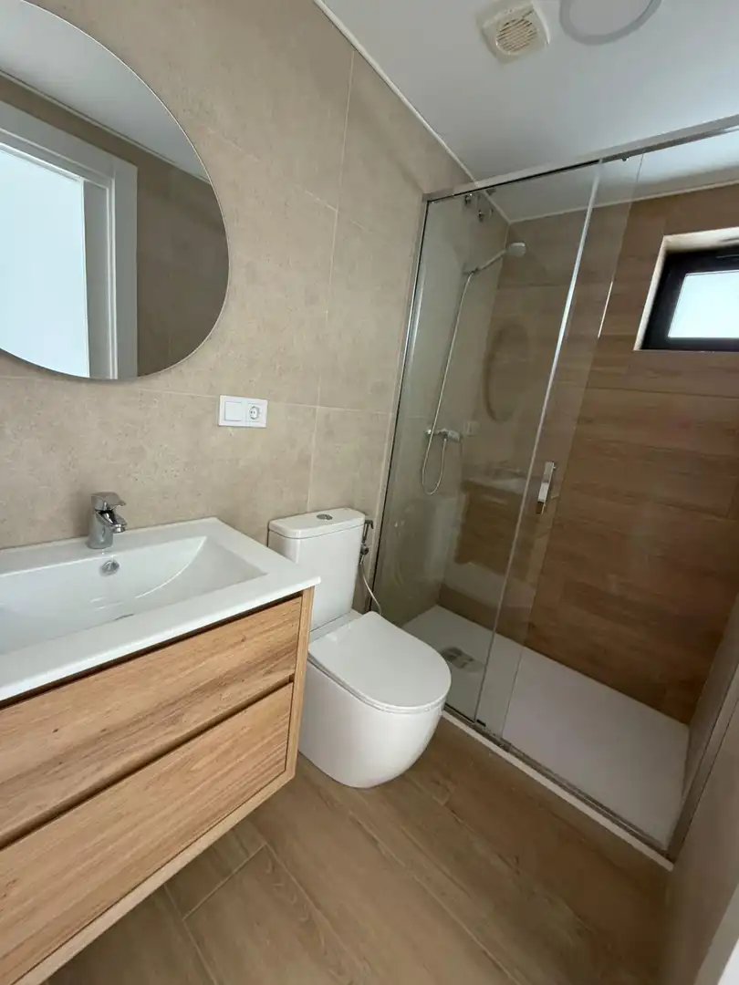 Badezimmer von Einfamilien-Reihenhaus zur Miete in Cullera mit Klimaanlage, Heizung und Terrasse