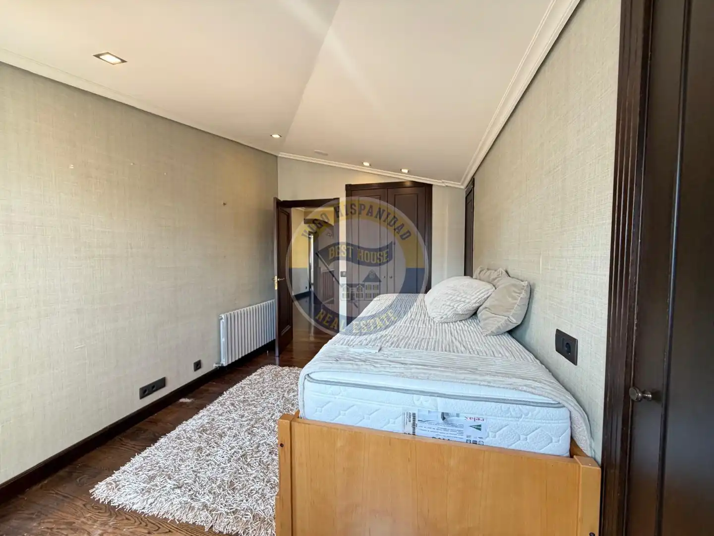 Schlafzimmer von Dachboden zur Miete in Vigo  mit Heizung, Parkett und Terrasse