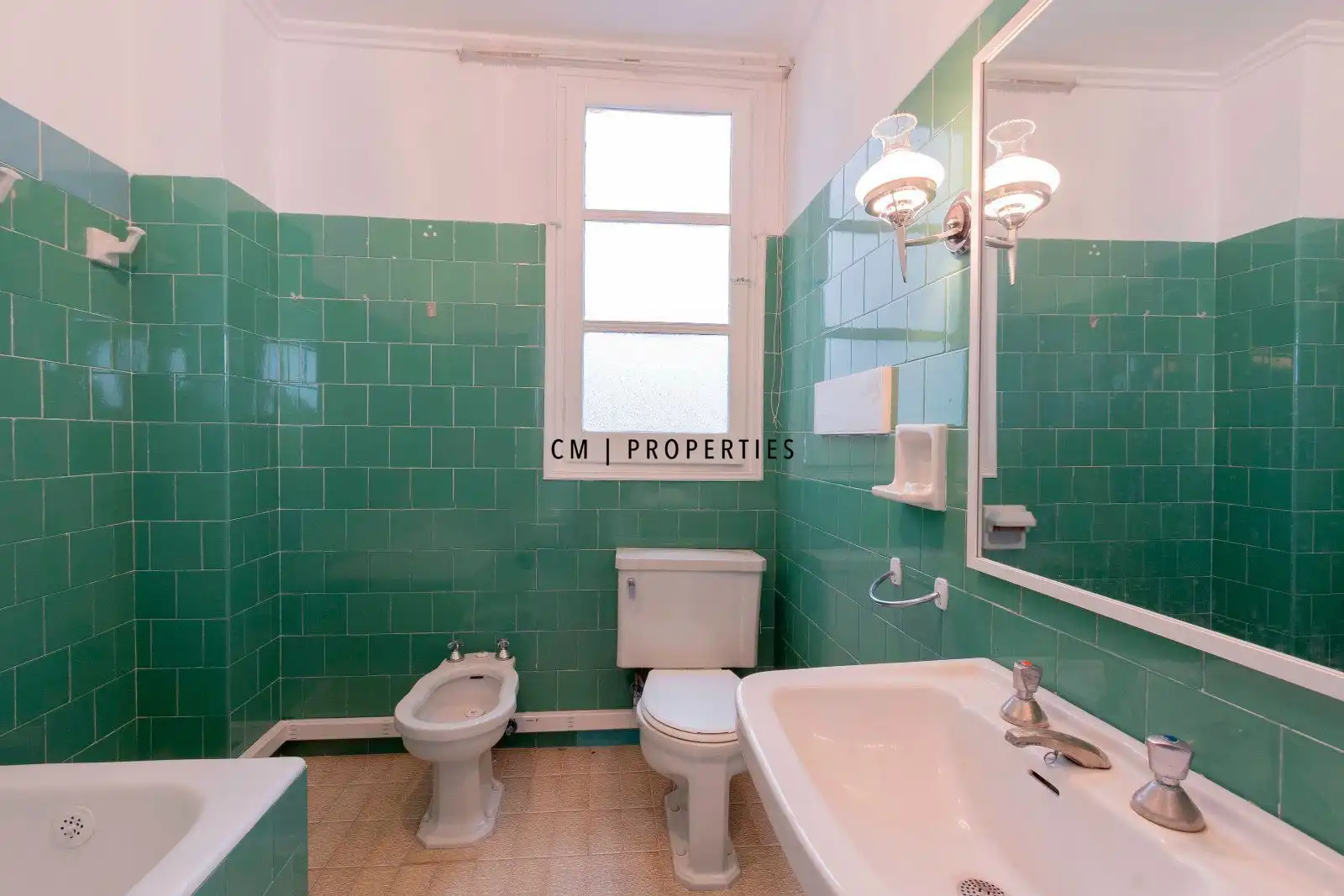 Bathroom of Office for rent in Valencia  with Air Conditioner, Heating and Furnished