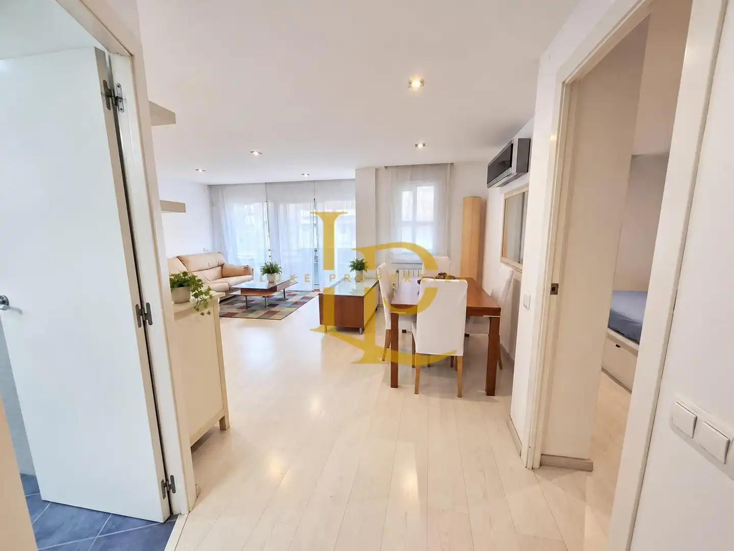 Living room of Flat for sale in Cerdanyola del Vallès  with Air Conditioner, Heating and Oven